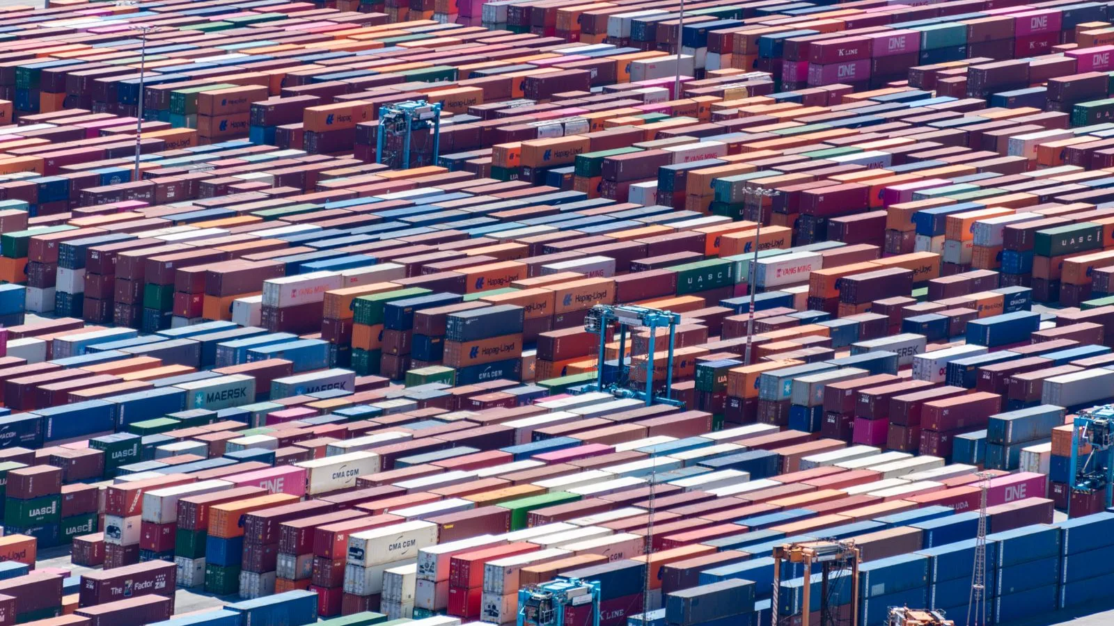 Container in un terminal portuale, fotografia illustrativa del commercio internazionale.